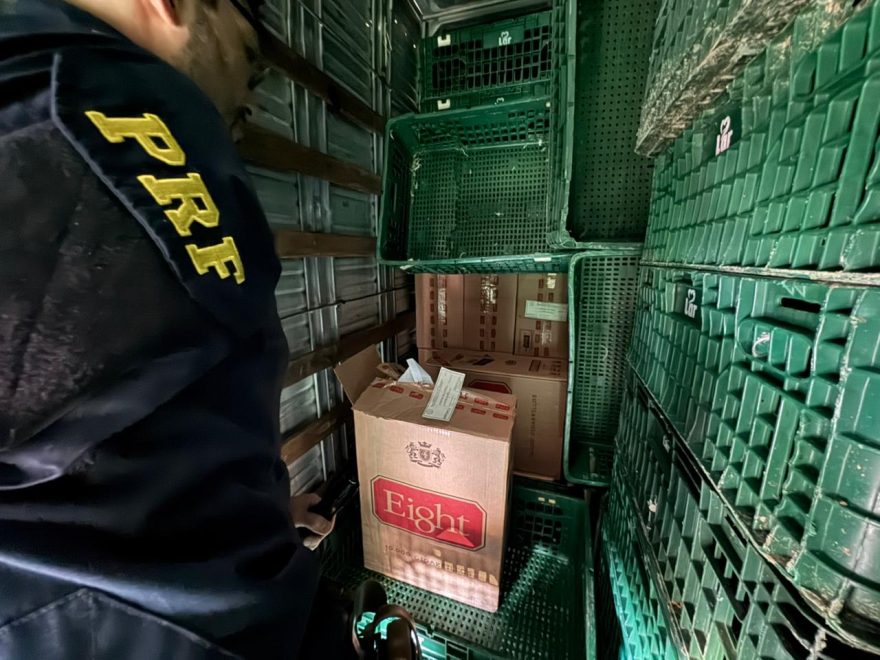 PRF apreende 350 mil maços de cigarros sob carga de sucata aviária