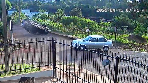 Logan capota após acidente com Prisma no Bairro Guarujá em Cascavel