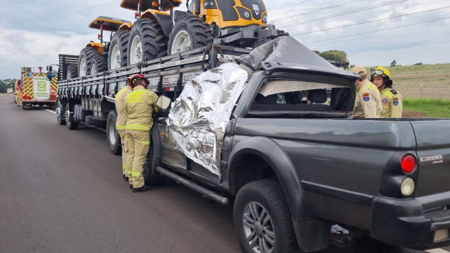 Motorista de L200 morre ao colidir com caminhão na BR-163, em Cascavel