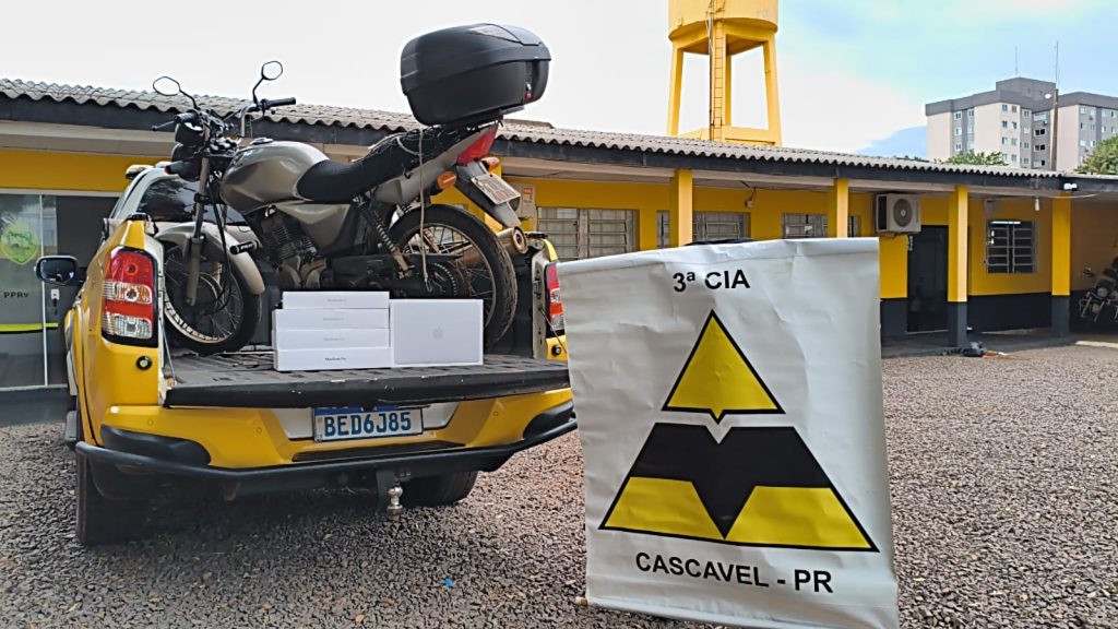 Homem esconde R$ 71 mil em MacBooks na moto mas é descoberto e preso