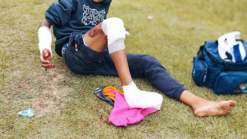 Motociclista tem várias lesões após sofrer queda de moto Imagem referente a Motociclista tem várias lesões após sofrer queda de moto