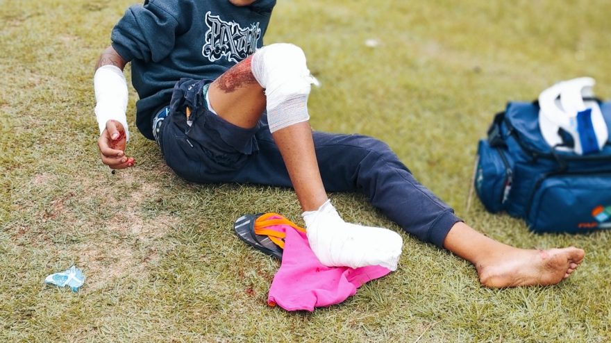 Motociclista tem várias lesões após sofrer queda de moto