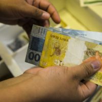 Imagem referente a Governo propõe salário mínimo de R$ 1.717 em 2027