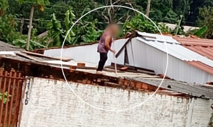 Vídeo feito por vizinho mostra idosa varrendo telhado sem proteção; perigo?