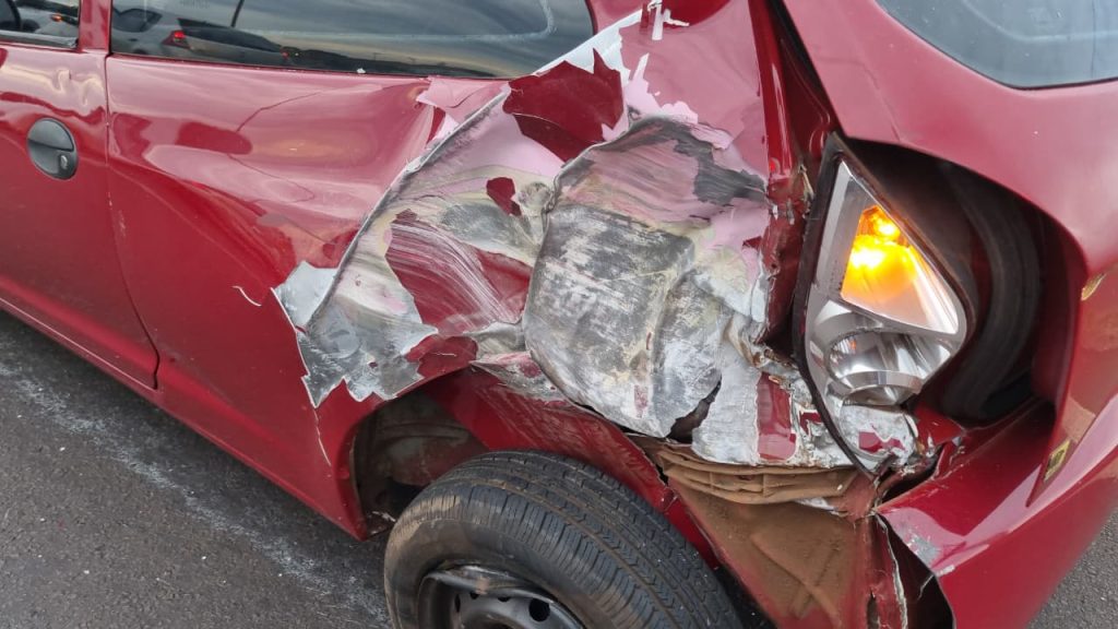 Batida entre Celta e carreta congestiona Trevo Cataratas