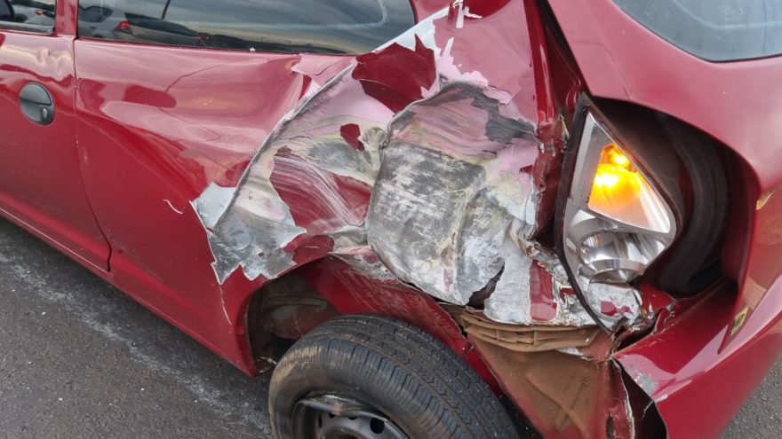 Batida entre Celta e carreta congestiona Trevo Cataratas