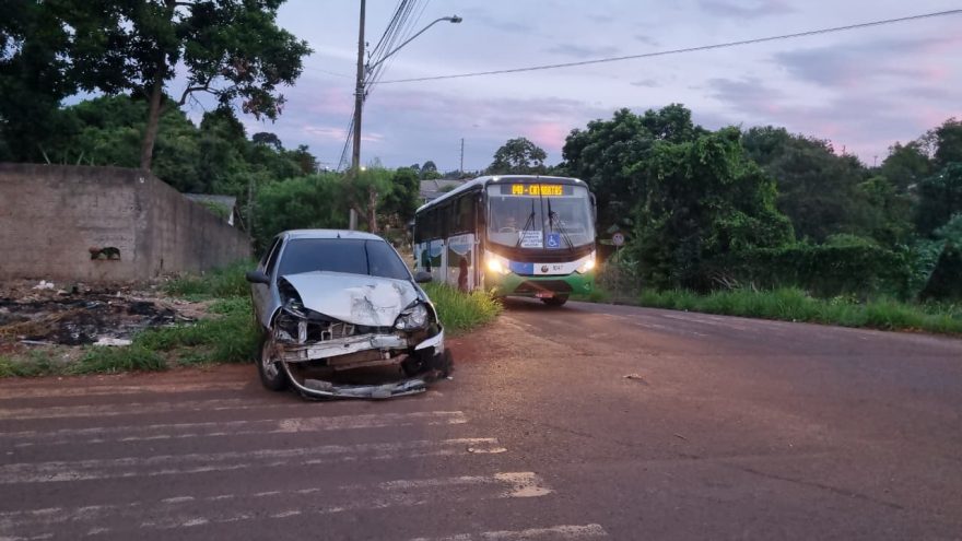 Colisão entre carro e ônibus é registrada no Bairro Cataratas, em Cascavel