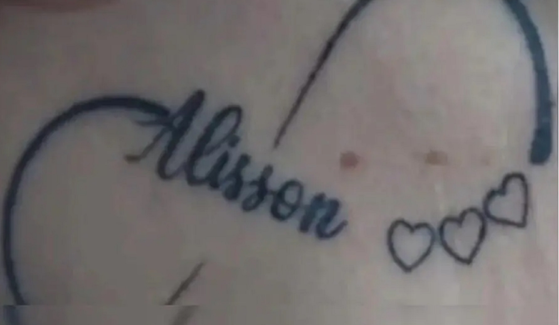 Alisson força companheira a fazer 10 tatuagens com seu nome e é preso Imagem referente a Alisson força companheira a fazer 10 tatuagens com seu nome e é preso
