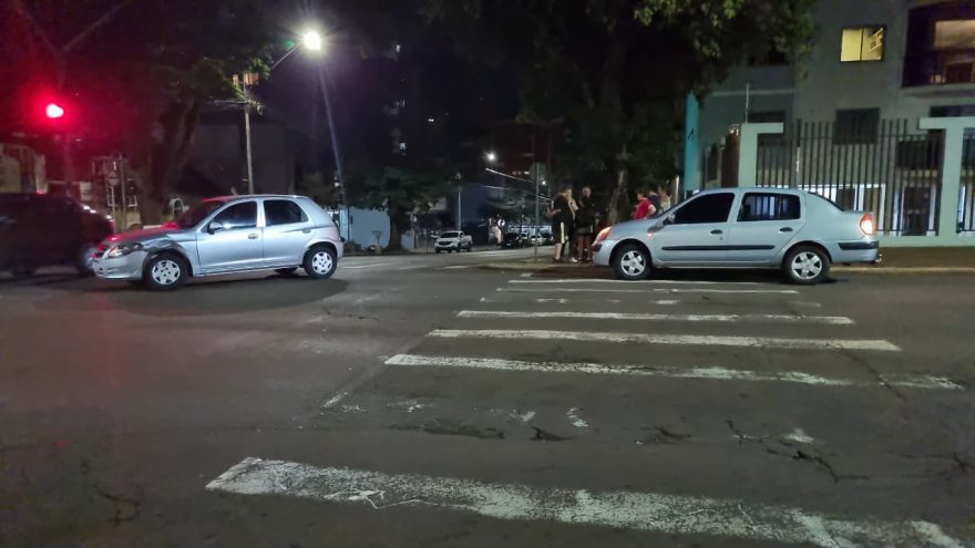 Colisão entre dois carros mobiliza equipes no Centro de Cascavel