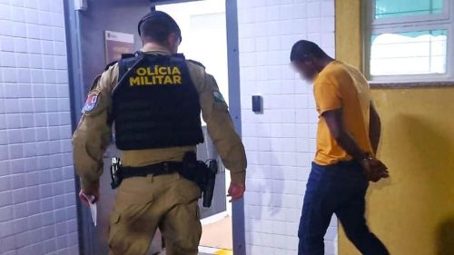 Homem resiste por mais de uma hora e é detido após agredir esposa no Morumbi Homem resiste por mais de uma hora e é detido após agredir esposa no Morumbi