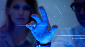 IA acelera desinformação e ameaça democracias, alerta pesquisa