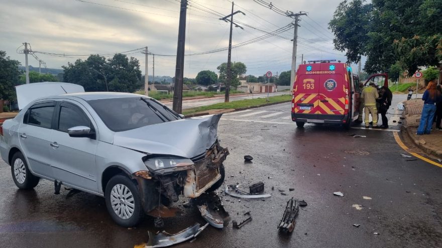 Forte colisão entre Corsa e Voyage mobiliza Bombeiros ao Bairro Floresta