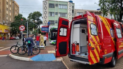 Jovem é socorrido após patinete deslizar na ciclovia da Avenida Brasil Jovem é socorrido após patinete deslizar na ciclovia da Avenida Brasil