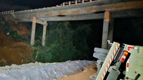 Motorista sobrevive após caminhão despencar de ponte na PR-445