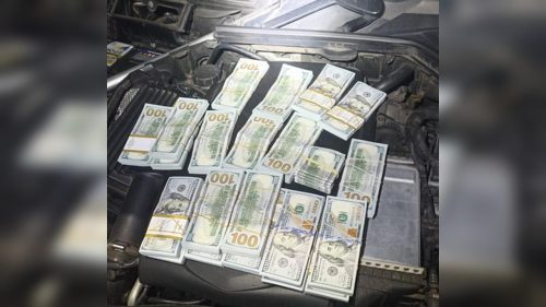 PRF apreende mais de 200 mil dólares escondidos em carro de luxo na BR-376