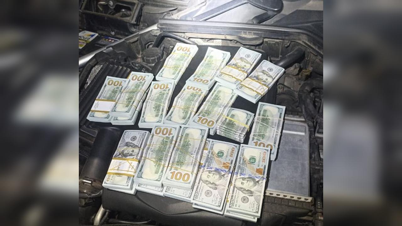 PRF apreende mais de 200 mil dólares escondidos em carro de luxo na BR-376 Imagem referente a PRF apreende mais de 200 mil dólares escondidos em carro de luxo na BR-376