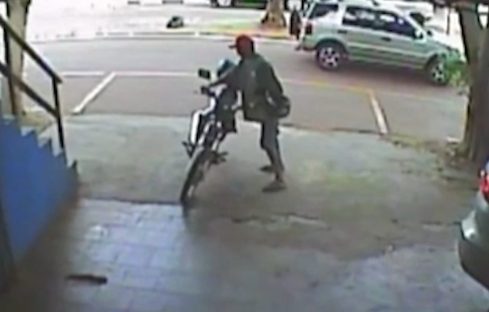 Moto usada para entregas é furtada no Jardim Gisela em Toledo; câmeras registraram ação