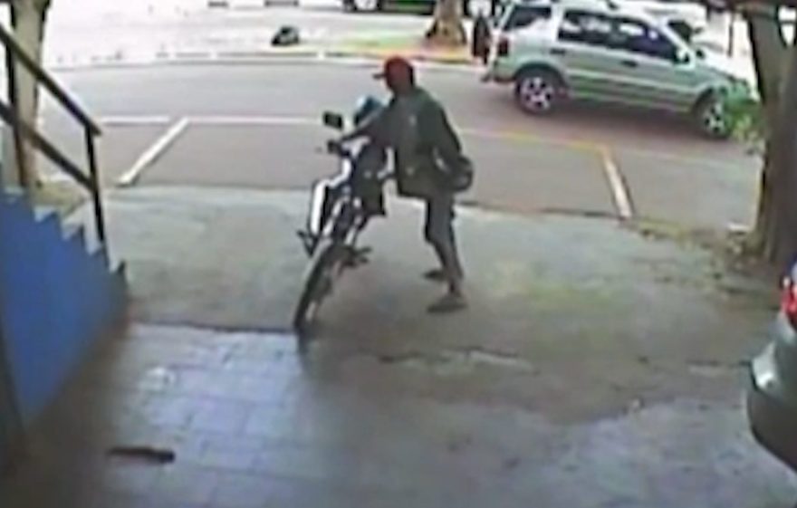 Moto usada para entregas é furtada no Jardim Gisela em Toledo; câmeras registraram ação