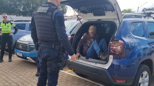 Moto com placa falsa é apreendida e homem sem CNH é levado à delegacia em Cascavel Moto com placa falsa é apreendida e homem sem CNH é levado à delegacia em Cascavel