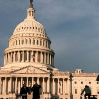 Imagem referente a Prazo da guerra de Trump sem aval do Congresso termina 1º de maio