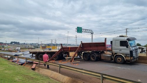 Caminhão bate no Trevo Cataratas e carga deixa BR-277 parcialmente interditada Caminhão bate no Trevo Cataratas e carga deixa BR-277 parcialmente interditada