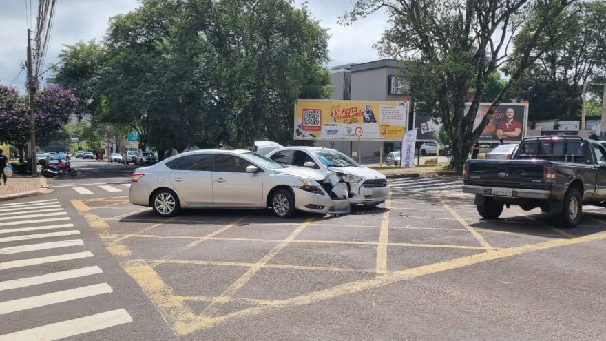 Nissan Sentra e Ford Ka batem no cruzamento das Ruas Mato Grosso e Vicente Machado