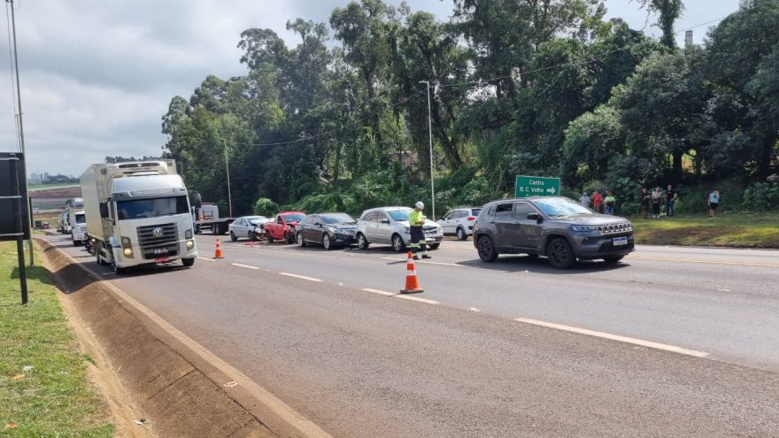 Cinco veículos se envolvem em engavetamento na rodovia BR-277