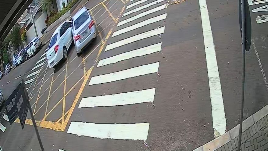 Câmera registra momento de acidente após Nissan Sentra furar preferencial no Centro de Cascavel