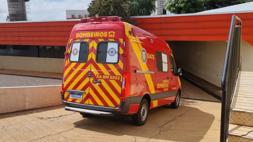 Motociclista fratura o tornozelo após acidente em pátio de posto às margens da BR-277