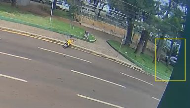 Imagem referente a Câmera mostra momento em que motorista “invade” Praça Wilson Joffre