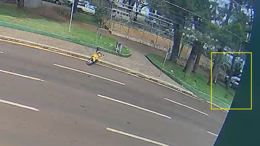 Câmera mostra momento em que motorista “invade” Praça Wilson Joffre