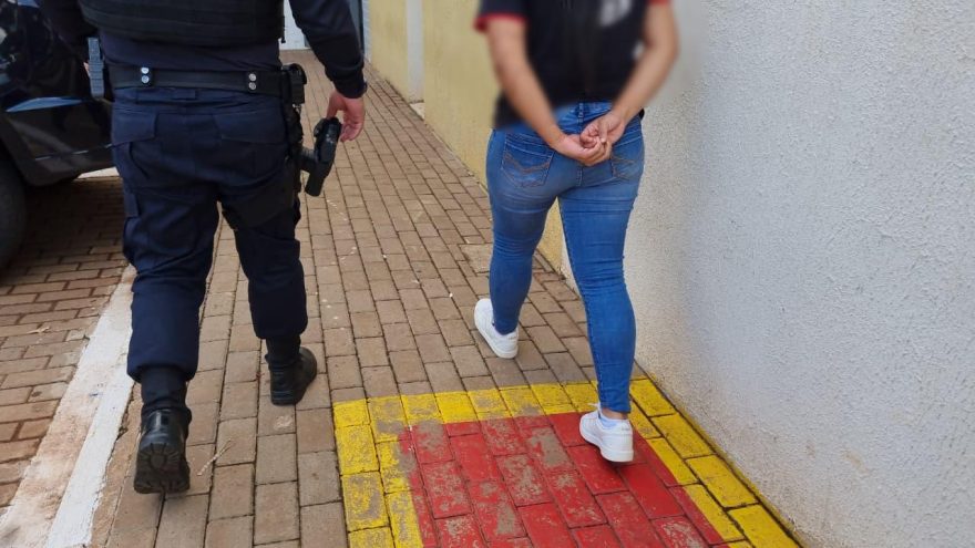 Jovem é flagrada com drogas na Avenida Brasil