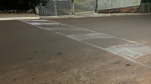 Moradores do Lago Azul pintam quebra-molas falso para reduzir velocidade e evitar acidentes Moradores do Lago Azul pintam quebra-molas falso para reduzir velocidade e evitar acidentes