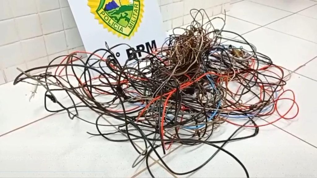 Dupla invade casa, furta fios e se esconde no forro por 40 minutos antes de ser presa pela PM na região central da cidade