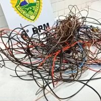 Imagem referente a Dupla invade casa, furta fios e se esconde no forro por 40 minutos antes de ser presa pela PM na região central da cidade