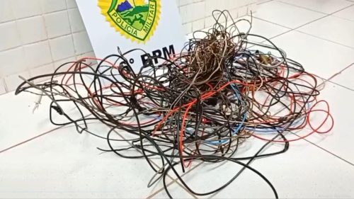 Dupla invade casa, furta fios e se esconde no forro por 40 minutos antes de ser presa pela PM na região central da cidade Dupla invade casa, furta fios e se esconde no forro por 40 minutos antes de ser presa pela PM na região central da cidade