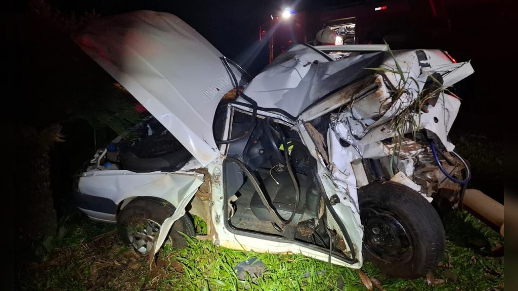 Homem de 42 anos morre após ser atingido por veículo e lançado contra poste na PR-317