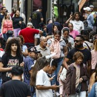 Imagem referente a População no Brasil cresce em ritmo menor e está envelhecendo