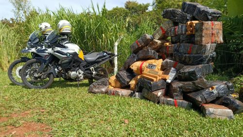 PF e PM apreendem quase uma tonelada de maconha e prendem suspeito em Foz do Iguaçu