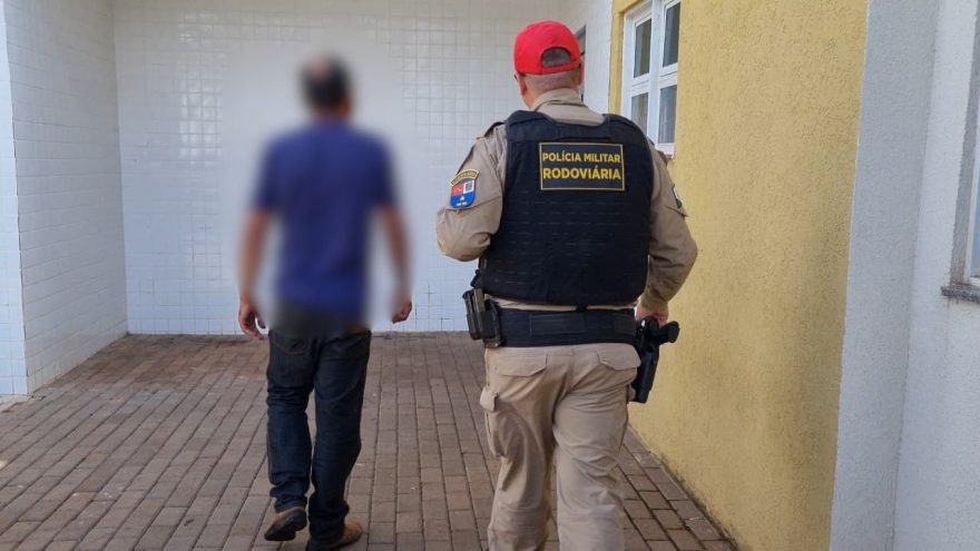 Motorista que bateu de madrugada e retorna ao local de manhã apresentou 0,51 mg/L no bafômetro