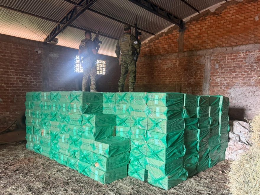 BPFRON e PF apreendem 20 mil pacotes de cigarros contrabandeados em Brasilândia do Sul
