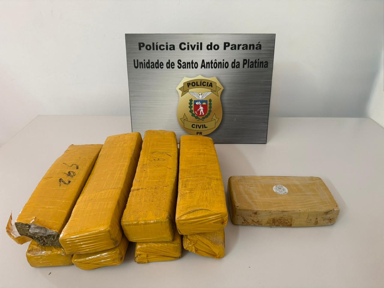 PCPR prende homem em flagrante por tráfico de drogas e apreende entorpecentes em Santo Antônio da Platina Imagem referente a PCPR prende homem em flagrante por tráfico de drogas e apreende entorpecentes em Santo Antônio da Platina