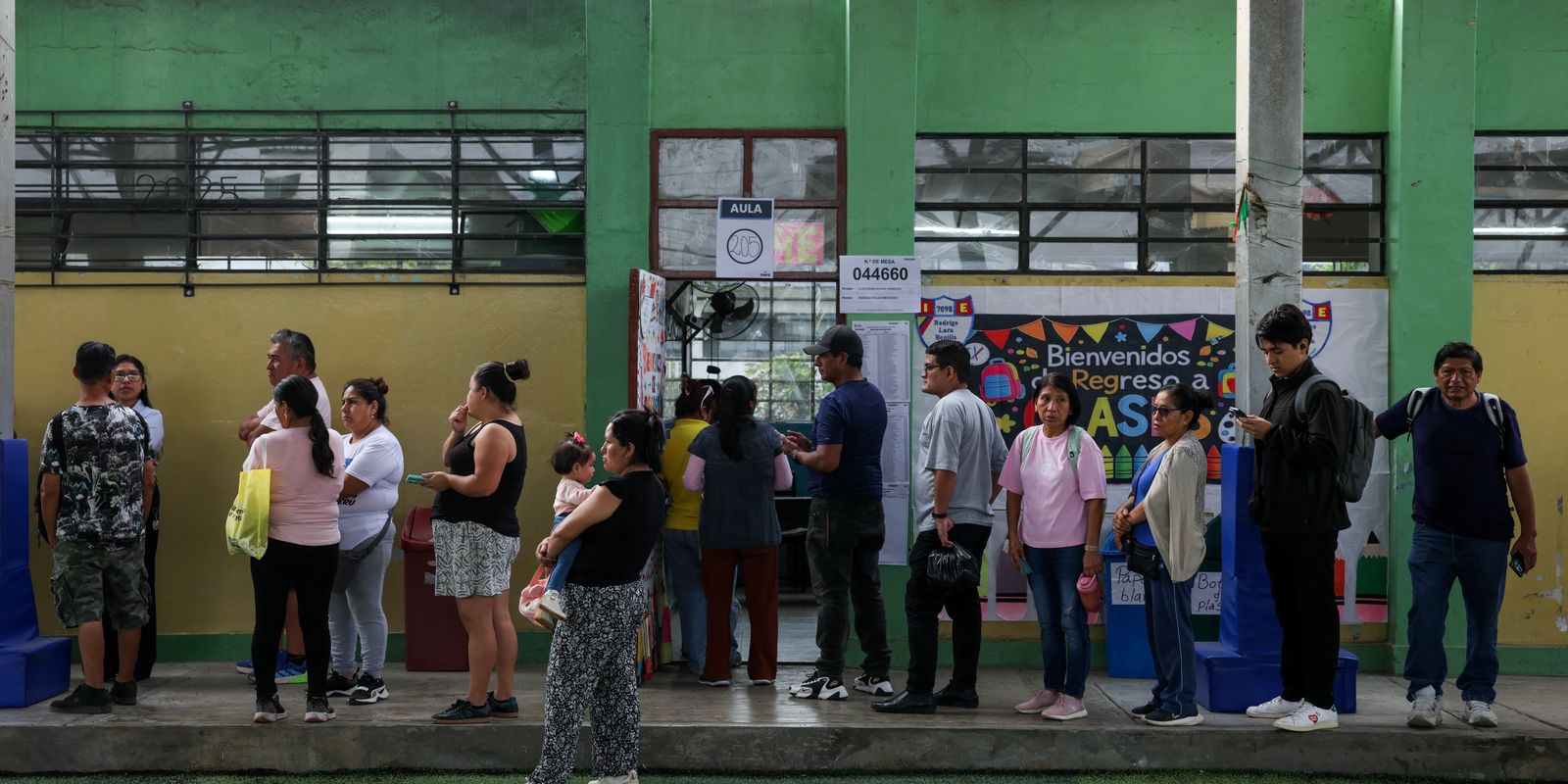 Peru: ultraconservador e esquerda disputam voto a voto para 2º turno Peru: ultraconservador e esquerda disputam voto a voto para 2º turno