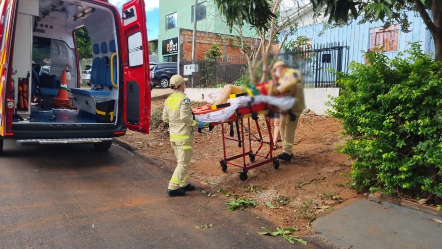 Idosa é socorrida pelo Siate no Bairro Coqueiral
