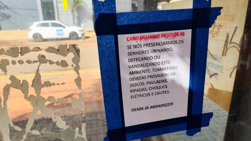 Cartaz com “recado ácido e direto” expõe revolta de moradores