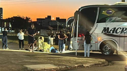 Adolescente de patinete fica ferida em acidente com ônibus no Centro
