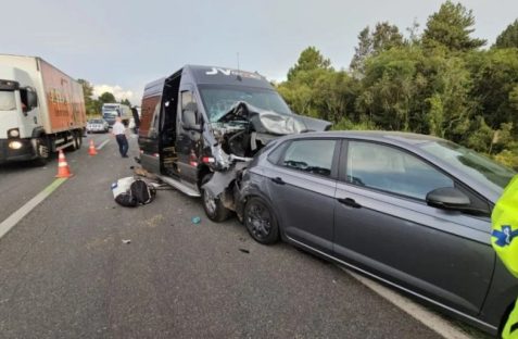 Engavetamento na BR-277 deixa morto e 14 feridos
