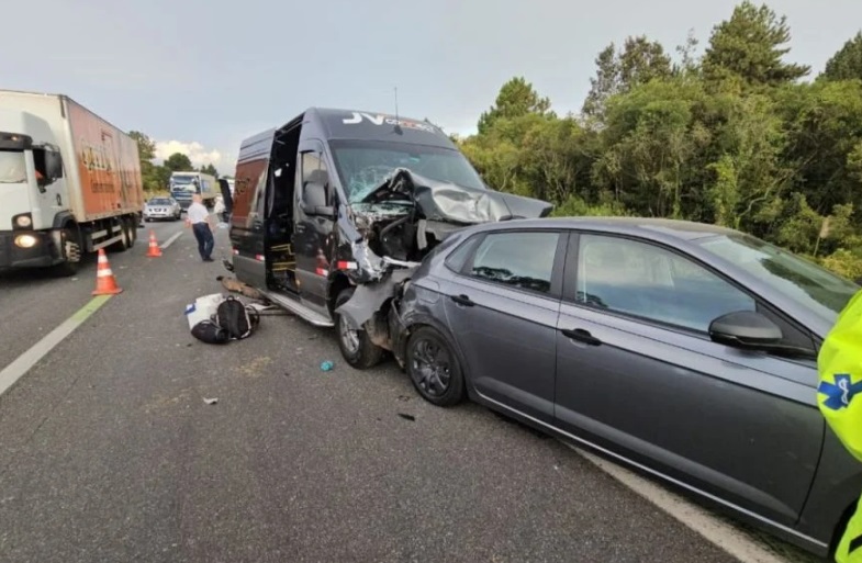 Engavetamento na BR-277 deixa morto e 14 feridos