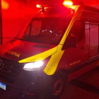 Imagem referente a Jovem fica ferido em acidente com carro e patinete elétrico; motorista foge do local