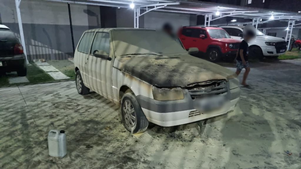 Estacionado em condomínio no Bairro Riviera, Fiat Uno pega fogo